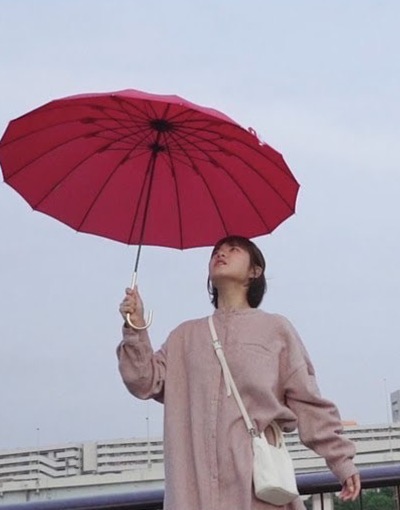 ORENCH.『君と雨』。赤い傘を差して空を見上げる女性