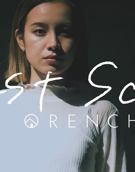 ORENCH.『Last Scene』。暗がりに立つ女性